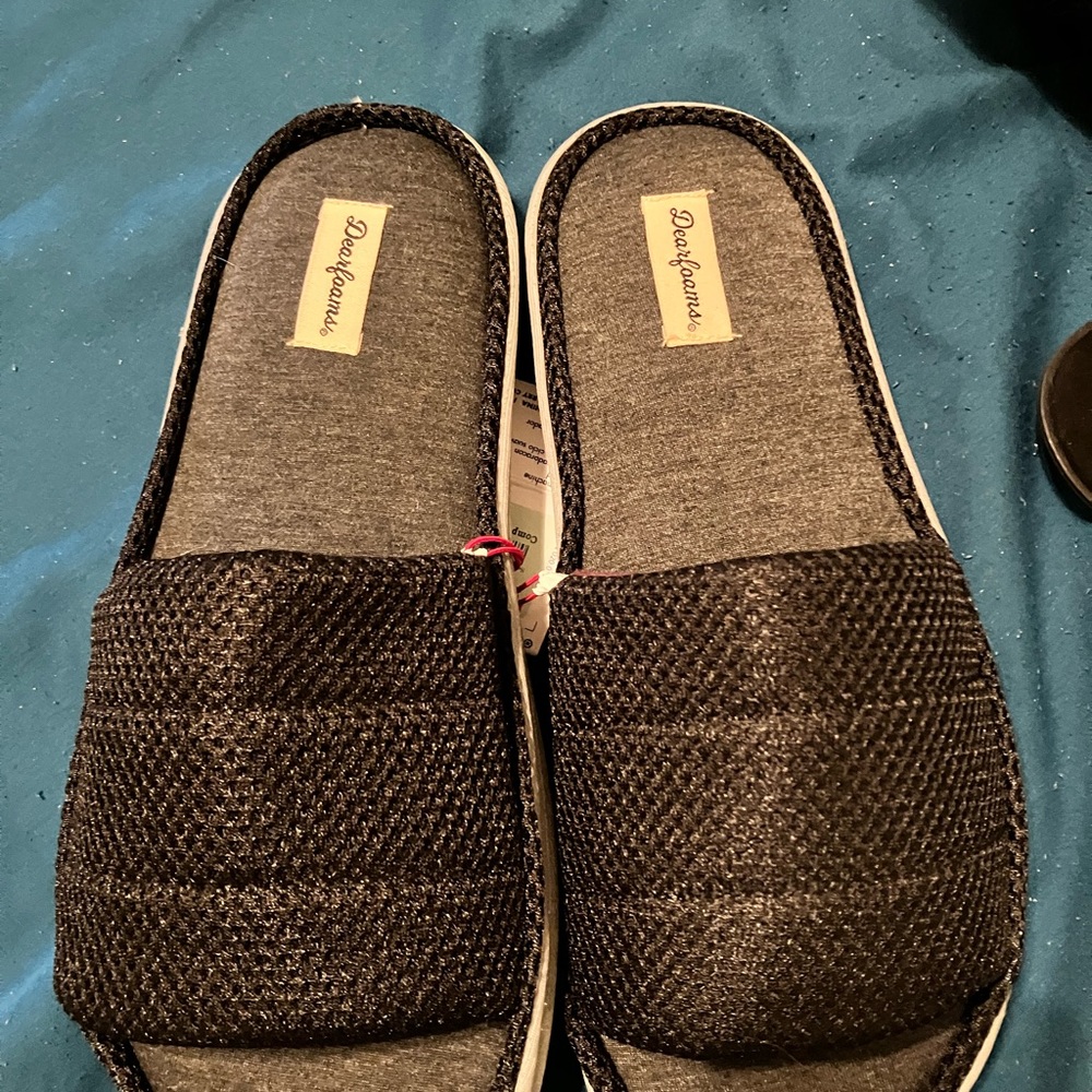 Mens size 9-10 Deerfoam slippers